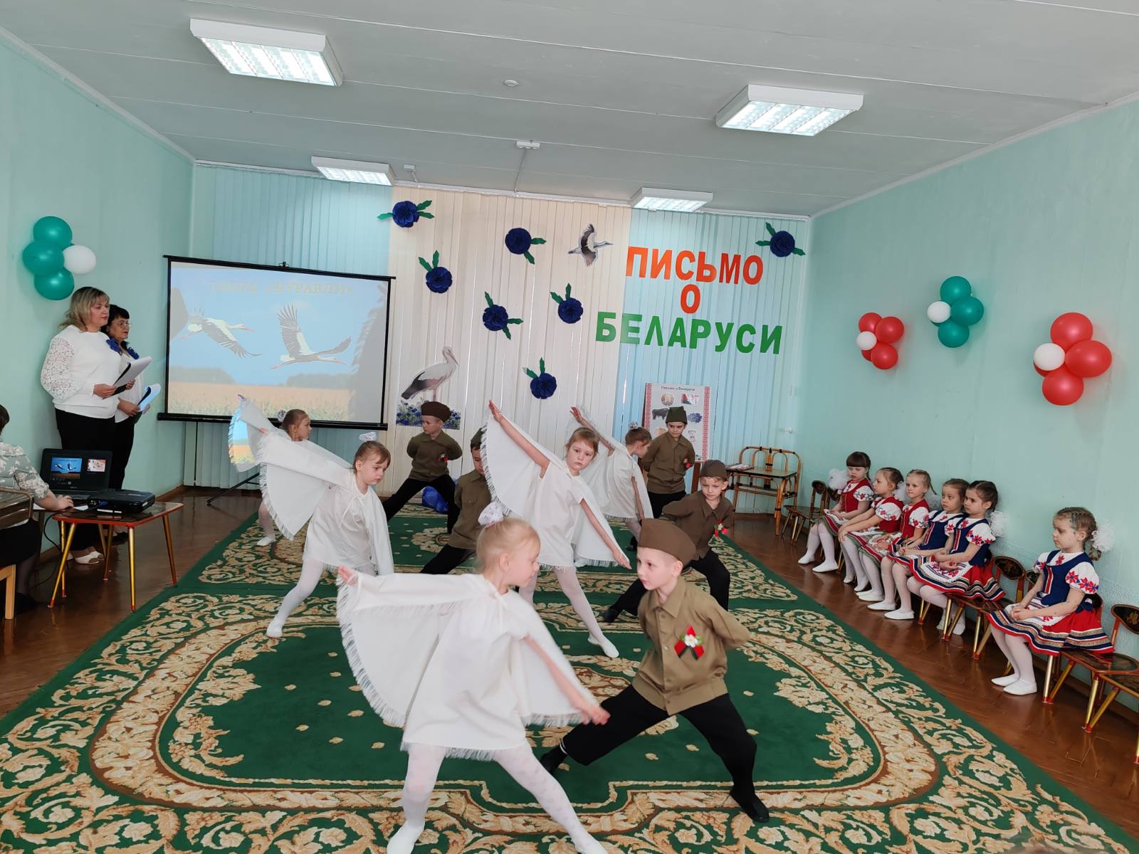 Танец " Журавли " в память о павших в Великой Отечественной войне.